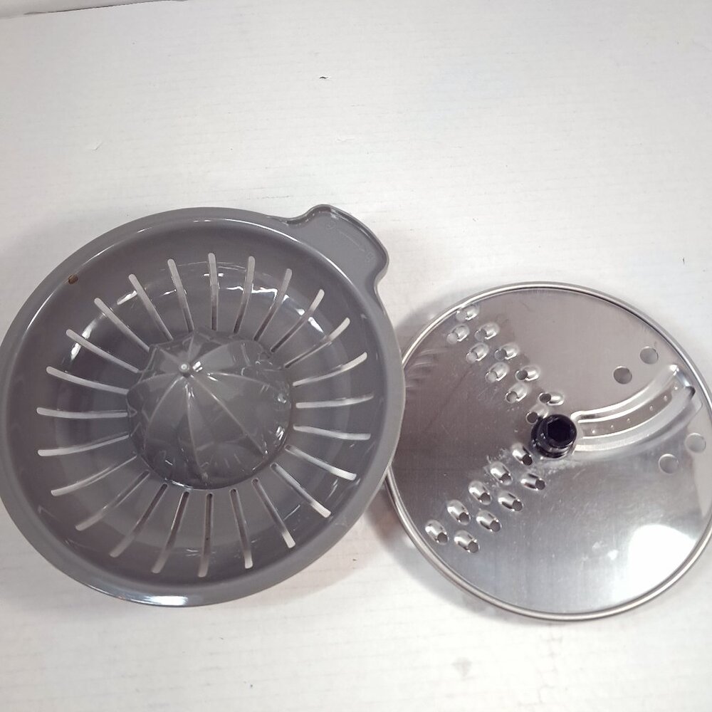 Oster 11-Cup Food Processor FPSTFP4255 juice tray & Fine Slice‎ Shred disc blade